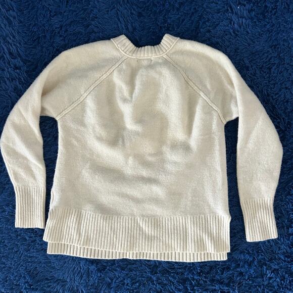 Classic preppy, normcore J.Crew Women 100% Wool Cable Knit Sweater Cream Size M - Picture 2 of 4